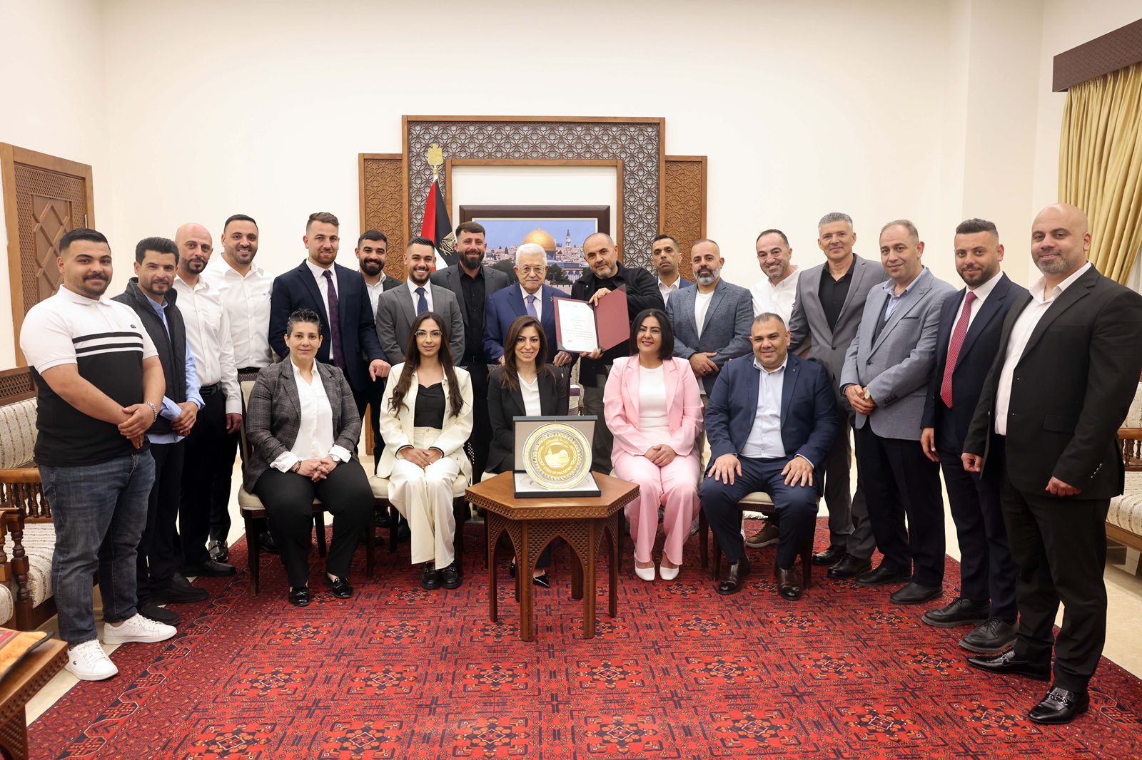 الرئيس يمنح مؤسسة حماة الفتح درع دولة فلسطين